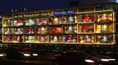 Imagen de un concesionario de Mercedes en Munich en el  que se imita un calendario de adviento.
