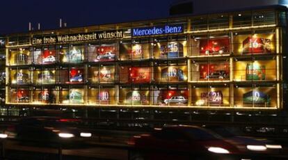 Imagen de un concesionario de Mercedes en Munich en el que se imita un calendario de adviento.