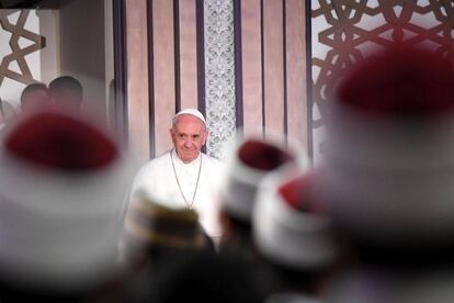 El papa Francisco asiste junto al jeque de Al Azharen, Ahmed al Tayeb, a una conferencia sobre la paz en la universidad al Azhar en El Cairo (Egipto).