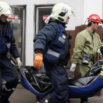 Cuerpos de rescate evacuan a una víctima de una de las bombas de la estación Park Kultury, en Moscú.