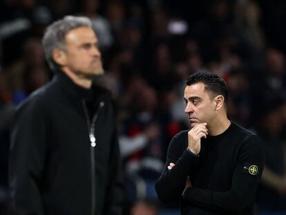 Luis Enrique, en primer plano, y Xavi, entrenadores del PSG y del Barça durante el partido de cuartos de final de Champions en París.