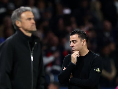 Luis Enrique y Xavi, durante un momento del partido este miércoles en París.