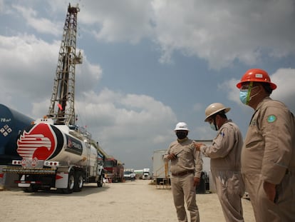 Trabajadores de Pemex en el pozo Dzimpona, en Villahermosa (Tabasco), en marzo de 2021.