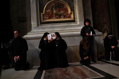 Dos monjas en el interior de la Basílica de San Pedro durante la ceremonia 'Pro eligendo Pontifice'.