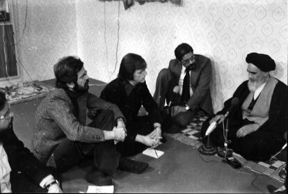 Imagen del ayatollah Jomeini, en un momento de la entrevista concedida a EL PAÍS