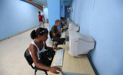 Varias personas acceden a Internet en una sala de navegación hoy, martes 28 de mayo de2013, en La Habana (Cuba). El Gobierno cubano ampliará desde junio los puntos de conexión pública a internet con nuevas salas de navegación.