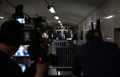 Donald Trump se dirige a los periodistas en el pasillo del tribunal de Manhattan, este viernes.