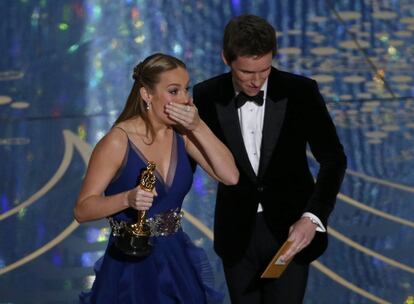 Brie Larson emocionada tras recoger la estatuilla a la mejor actriz por su papel en 'La habitación'.