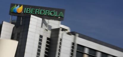 Logo de Iberdrola en su sede de Madrid.