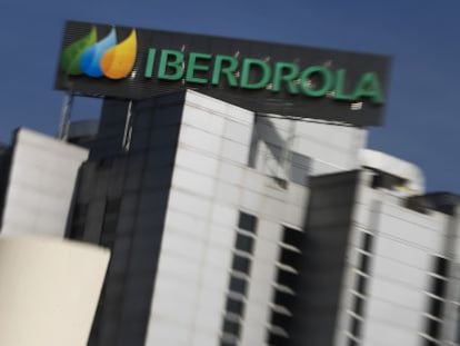 Logo de Iberdrola en su sede de Madrid.