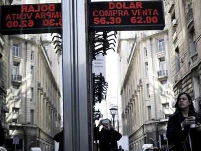 Pizarra de un banco del centro de Buenos Aires con la última cotización del dólar frente al peso argentino. 