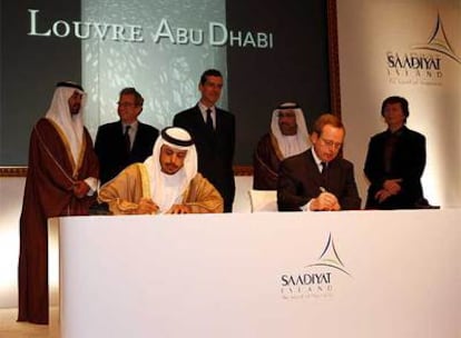 Rúbrica del acuerdo, firmado por el ministro francés de Cultura y el jefe del Departamento de Turismo de Abu Dhabi.