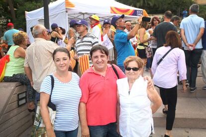 De izquierda a derecha, Rosa, Carlos y la madre, Conchita, de la familia Ortíz.