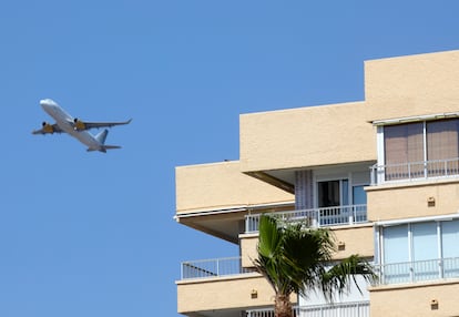 A plane passes over an Urbanova building.