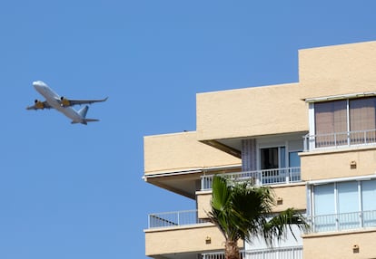 Un avión pasa sobre un edificio de Urbanova.