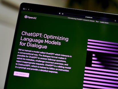 Página web de OpenAI, matriz del bot de IA ChatGPT.