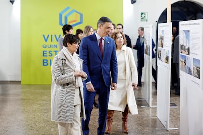 El presidente del Gobierno Pedro Sánchez, junto a la vicepresidenta primera y ministra de Hacienda, María Jesús Montero, y la ministra de Vivienda y Agenda Urbana, Isabel Rodríguez, durante el foro.