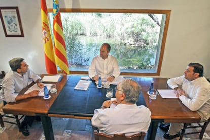 El presidente valenciano, Francisco Camps -en el centro de la mesa, de frente- ha calificado a su gobierno como el "más transparente de España y de toda Europa".