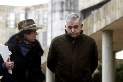 Manuel Castiñeiras con su abogada saliendo del juzgado el pasado día 4