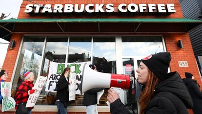 Protesta de trabajadores de Starbucks en huelga, en Buffalo (Nueva York, EE UU), en 2022.