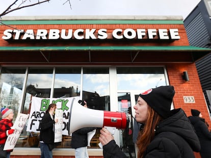 Starbucks workers attend a rally as they go on a one-day strike outside a store in Buffalo, New York, U.S., November 17, 2022.