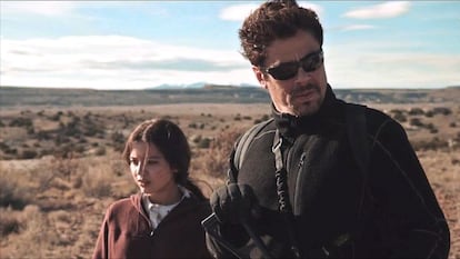 Isabela Merced y Benicio del Toro en una escena de la serie 'Sicario: Day of the Soldado' (2018).