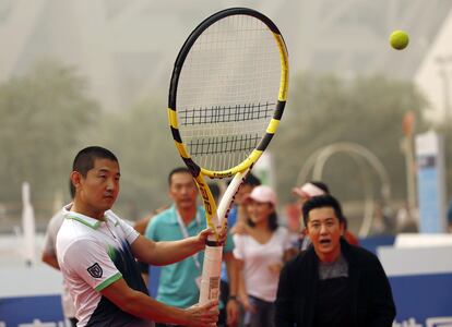 Un participante golpea una pelota con una raqueta gigante durante un evento en el China Open celebrado en Pekín, capital del país asiático.