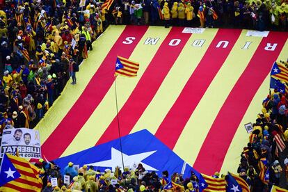 Manifestants sostenen una bandera independentista a l'inici de la manifestació.