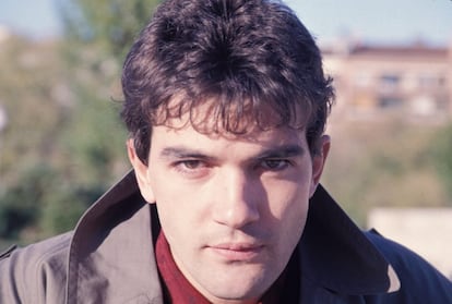 Antonio Banderas inició su carrera como actor en los años ochenta. Hoy tiene casi un centenar de títulos a sus espaldas, se ha convertido en uno de los intérpretes españoles con mayor proyección en Hollywood, y, además de la actuación, reparte su tiempo con la producción y dirección de películas así como sus estudios de moda.