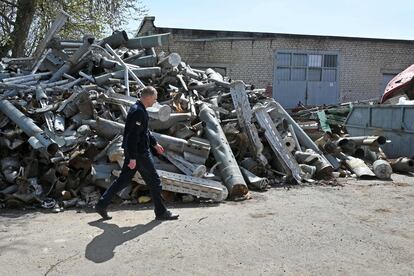 Un miembro de los servicios de emergencia de Ucrania camina al lado de una pila de restos de misiles recogidos después de los bombardeos en Járkov (noreste). El gobernador regional de la ciudad, Oleg Sinegubov, ha comunicado que al menos tres civiles han muerto y otros siete han resultado heridos como consecuencia de un nuevo ataque ruso a la región.