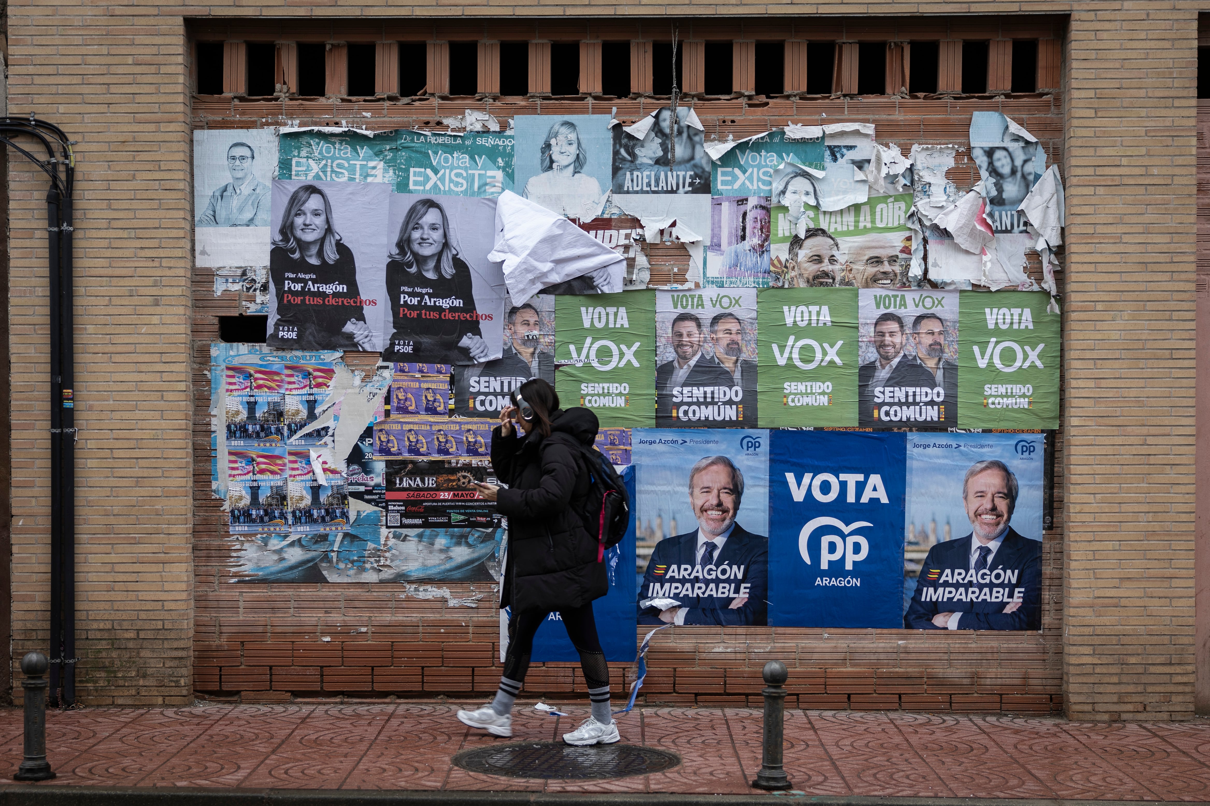 Carteles electorales en la calle Mayor de La Puebla de Alfindén (Zaragoza), este jueves.