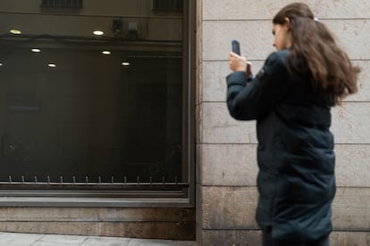 Otra joven de la escuela Oak toma una foto de los elementos hostiles encontrados en el centro de Barcelona para el mapa interactivo creado por Arrels.