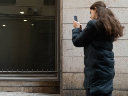 Una joven toma una foto de elementos hostiles en Barcelona, en un estudio colectivo de la Fundación Arrels.