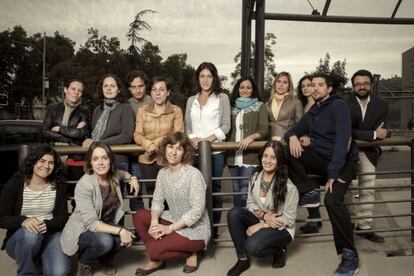 Profesores españoles en la Costanera Andrés Bello (Santiago de Chile). En la primera fila, de izquierda a derecha: María Francisca Carvajal Almería), Cristina Úbeda (Sevilla), Patricia Tapia (Valladolid), Raquel Marina Hernández (Soria) y Javier García Rubio (Cáceres). Detrás: Laura Gallardo (Barcelona), Mónica Soler (Barcelona), José Manuel Lerma (Almería), Laura Muiño (Santiago de Compostela), Patricia López (Pamplona), Cecilia Gómez (Cartagena), Erica Villoria (Gijón), María Rodríguez (Sevilla) y Jaime Lacueva (Sevilla).