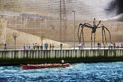 Una trainera frente al Museo Guggenheim de Bilbao.