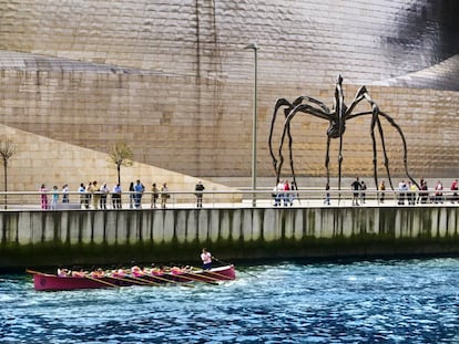 Una trainera frente al Museo Guggenheim de Bilbao. 