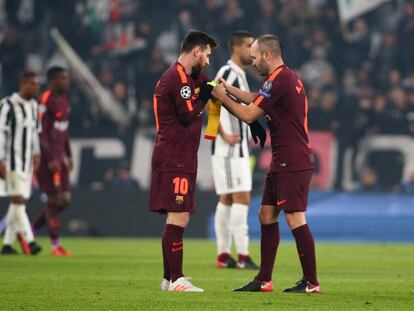 Andrés Iniesta le pasa la cinta de capitán a Lionel Messi.