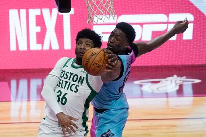 Adebayo obstaculiza a Smart en el Miami-Celtics disputado el 6 de enero.