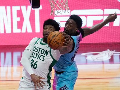Adebayo obstaculiza a Smart en el Miami-Celtics disputado el 6 de enero.