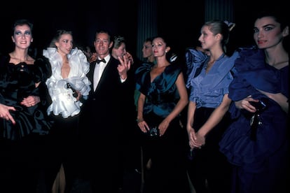 Las apariciones de Halston y las ‘Halstonettes’ se convertían en ceremonias de promoción de su marca. En la imagen, a su llegada a la gala anual del Museo Metropolitano, en 1980.