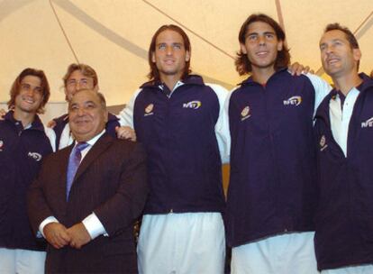 Pedro Muñoz, en 2005, con David Ferrer, Juan Carlos Ferrero, Feliciano López, Rafael Nadal y Jordi Arrese (de izquierda a derecha).