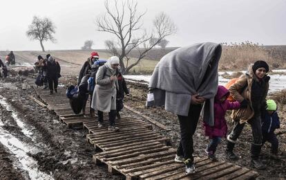 Migrantes y refugiados tras cruzar a Serbia procedentes de Macedonia, este miércoles.