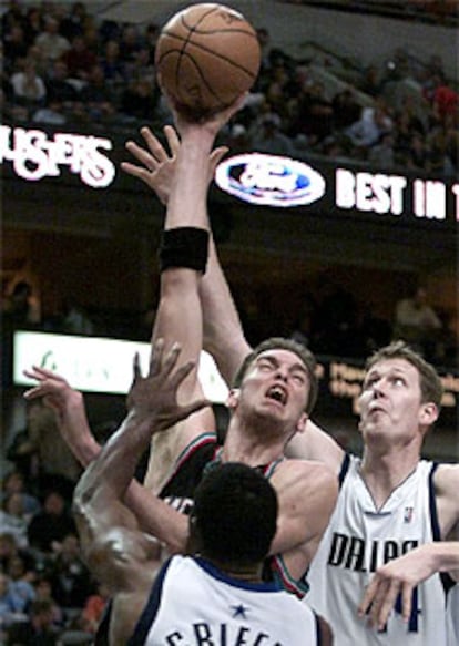 El jugador catalán lucha por un balón con Shawn Bradley y Adrian Griffin.