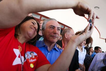 Michel Temer (PMDB) posa para foto com militante do PT.