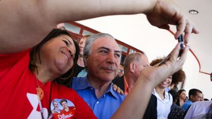 Michel Temer (PMDB) posa para foto com militante do PT.