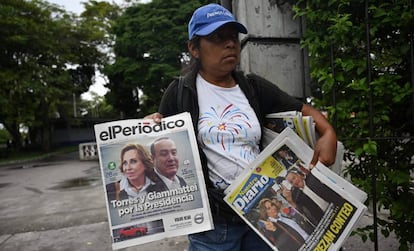 Una mujer vende diarios un día después de las elecciones en Guatemala.