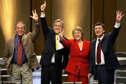 Los candidatos Hirsch, Piñera, Bachelet y Lavín (de izquierda a derecha) saludan después del último debate.