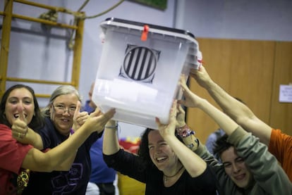 Votants celebren el final de la votació de l'1-O a l'IES Reina Violant.