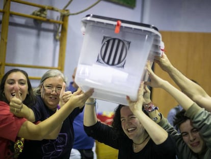 Votantes celebran el cierre de la votación del 1-O en el IES Reina Violant