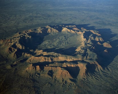 Conocido como Tnorala por los aborígenes que habitan en esta región del centro de Australia, el cráter Gosses Bluff forma un anillo de colinas de casi cinco kilómetros de diámetro, causado por el impacto de un asteroide hace unos 140 millones de años. Lo primero que sorprende al visitante es el verdor de la reserva protegida Tnorala, que engloba el lugar en un entorno árido, desértico de tierra rojiza. En un viaje de un par de días se puede aprovechar para conocer también el impresionante monolito rojo Uluru, a unos 200 kilómetros al suroeste.